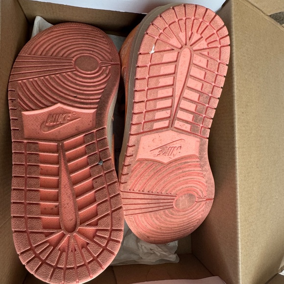 WMNS AIR JORDAN 1 MID ATOMIC ORANGE/APRICOT AGATE ORANGE ATOMIQUE/AGATHE ABRICO - Picture 5 of 5